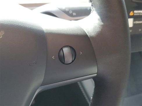 Used 2024 Tesla Model Y Performance image 23