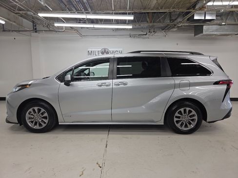 Used 2021 Toyota Sienna XLE w/ XLE Plus Package image 7