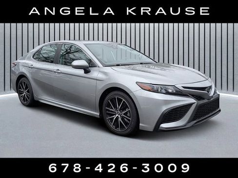 Used 2021 Toyota Camry SE image 1