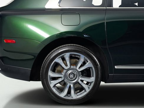 Used 2023 Rolls-Royce Cullinan w/ Cullinan Package image 10