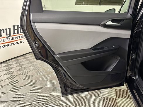 Used 2023 Volkswagen Taos SE w/ Panoramic Sunroof Package AWD/4WD image 19