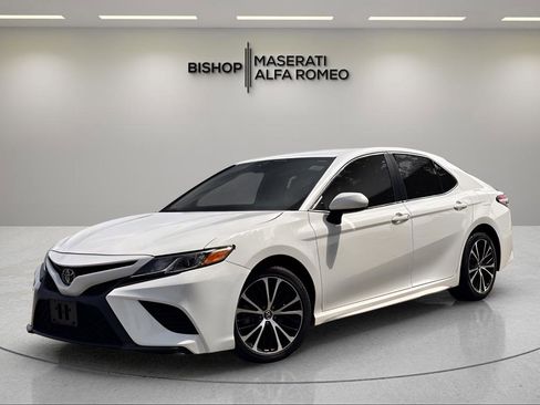 Used 2020 Toyota Camry SE image 3