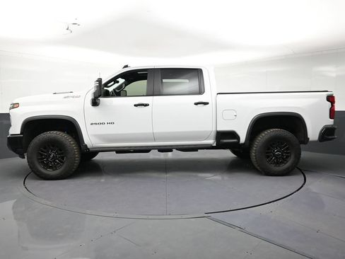 Used 2024 Chevrolet Silverado 2500 ZR2 w/ Technology Package AWD/4WD image 2