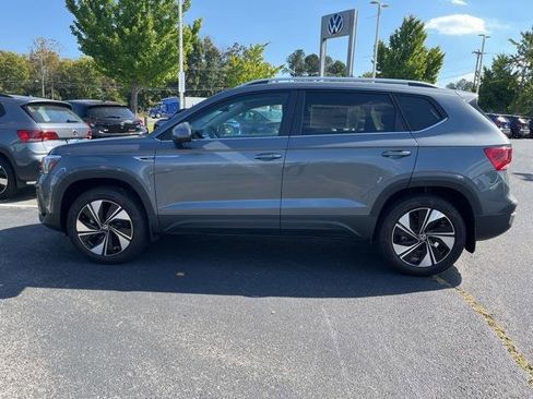 New 2024 Volkswagen Taos SE image 2