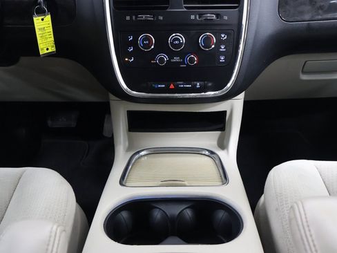 Used 2015 Dodge Grand Caravan SXT w/ UConnect Hands-Free Group image 20
