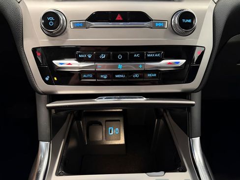 Used 2022 Ford Explorer XLT image 22