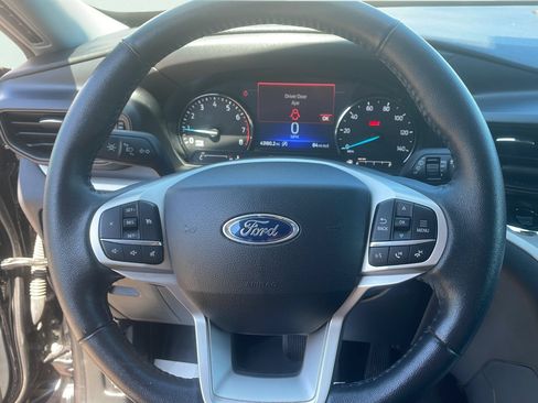 Used 2023 Ford Explorer XLT AWD/4WD image 19