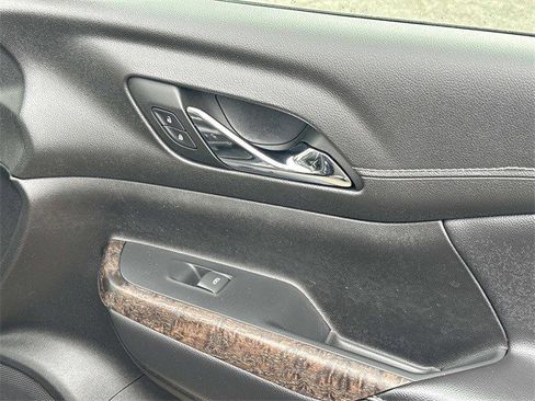 Used 2023 GMC Acadia Denali w/ Denali Technology Package image 9