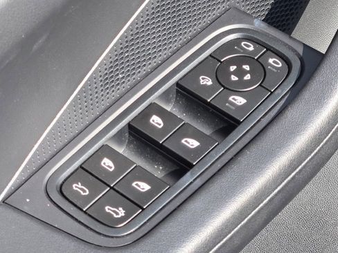 Used 2025 Porsche Macan Electric image 18