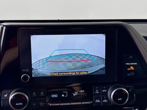 Used 2023 Toyota Highlander XLE AWD/4WD image 16