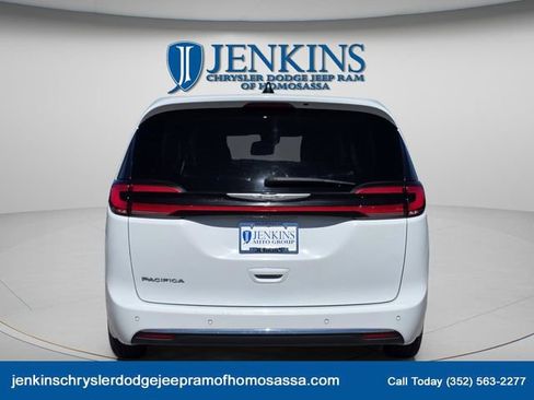 Used 2024 Chrysler Pacifica Touring-L image 6