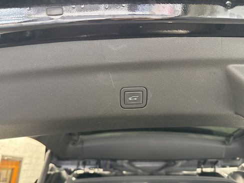 Used 2023 Chevrolet Tahoe Z71 w/ Luxury Package image 13