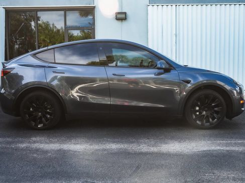 Used 2023 Tesla Model Y 2WD image 3