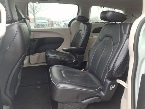 Certified 2020 Chrysler Pacifica Limited image 13