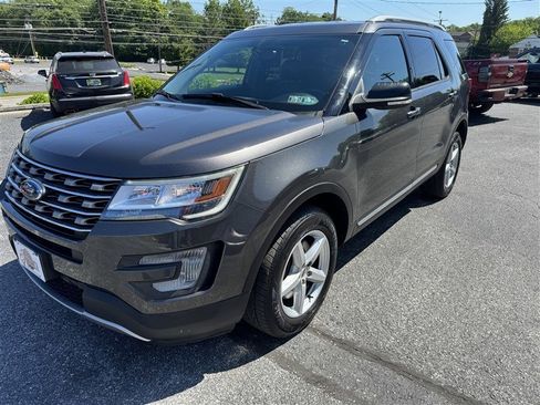Used 2017 Ford Explorer XLT w/ Equipment Group 202A AWD/4WD image 4