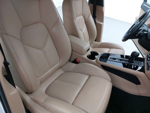 Used 2023 Porsche Macan Turbo image 12