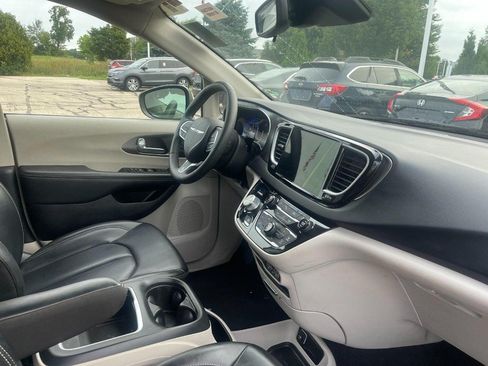 Used 2023 Chrysler Pacifica Touring-L FWD image 2