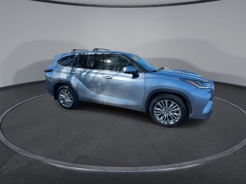 Used 2024 Toyota Highlander Platinum image 3