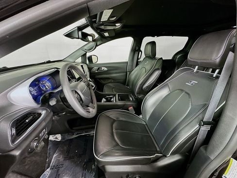 Used 2025 Chrysler Pacifica Limited image 32