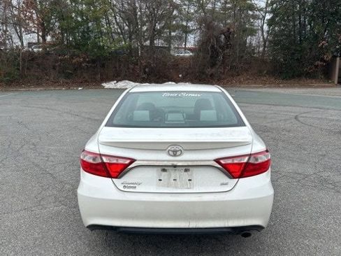 Used 2017 Toyota Camry SE image 4