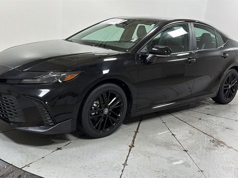 Certified 2025 Toyota Camry SE image 1