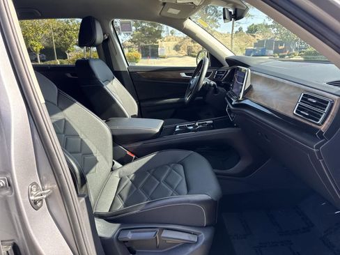 Used 2025 Volkswagen Atlas SE image 39