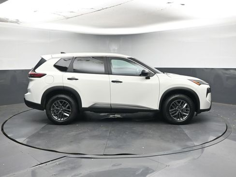 Used 2024 Nissan Rogue S image 6