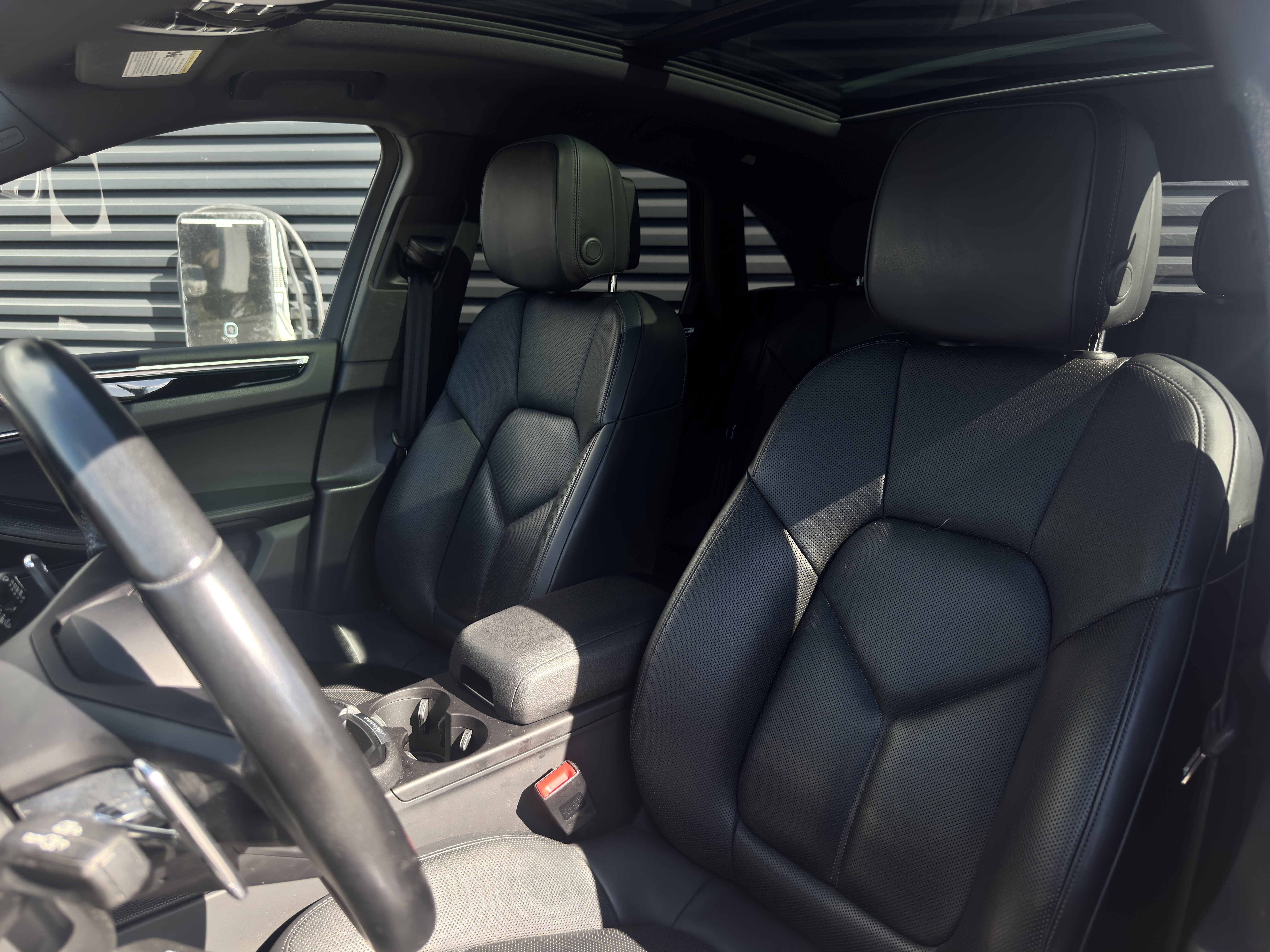 Certified 2023 Porsche Macan AWD/4WD image 5