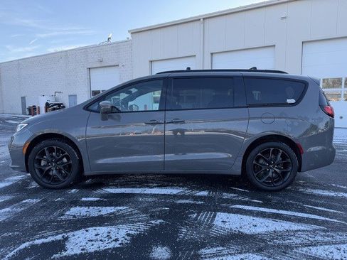 Used 2021 Chrysler Pacifica Touring-L w/ Premium & Safety Sphere Group image 2