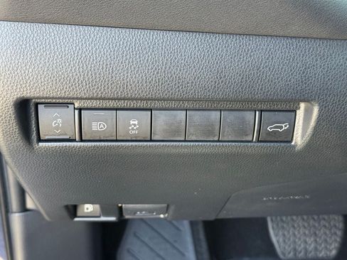 Used 2024 Toyota Venza LE AWD/4WD image 24