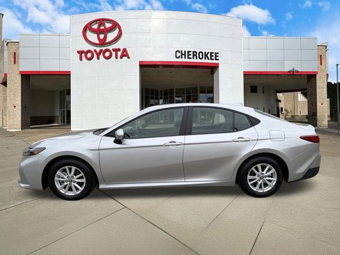 Used 2025 Toyota Camry LE FWD image 9