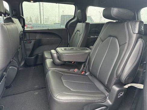 New 2026 Chrysler Pacifica Select image 9