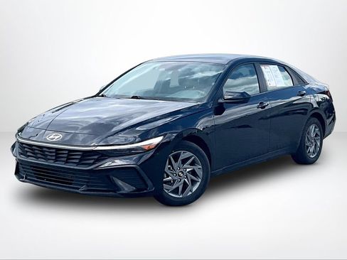 Used 2024 Hyundai Elantra SEL FWD image 2
