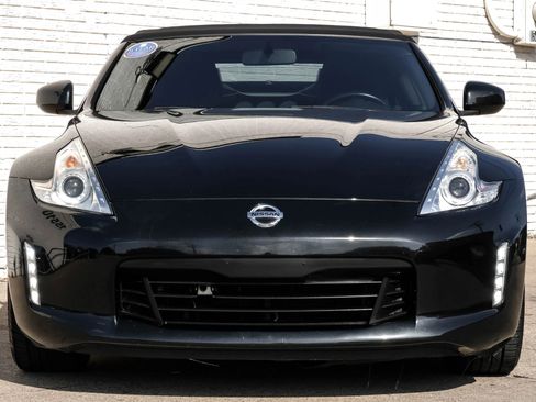 Used 2014 Nissan 370Z Roadster image 2