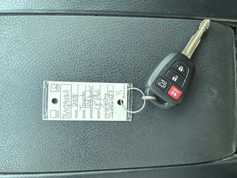 Used 2018 Toyota Highlander Plus FWD image 16