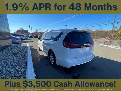 New 2026 Chrysler Pacifica Select FWD image 8