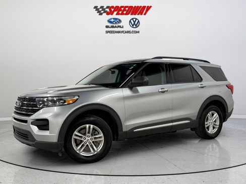 Used 2023 Ford Explorer XLT image 3