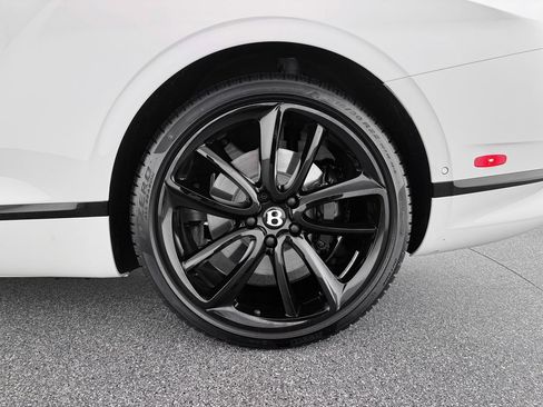 Used 2024 Bentley Continental GT image 31