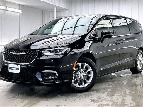 Used 2026 Chrysler Pacifica Limited FWD image 2