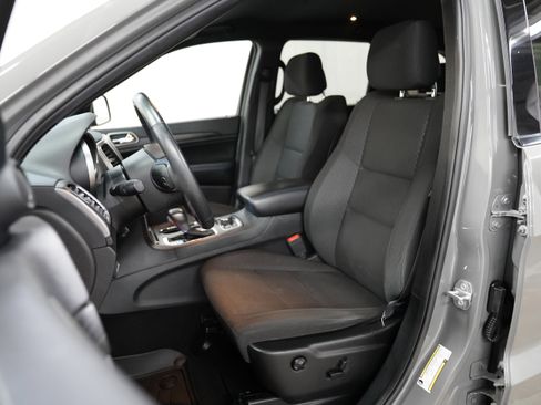 Used 2019 Jeep Grand Cherokee Laredo image 4