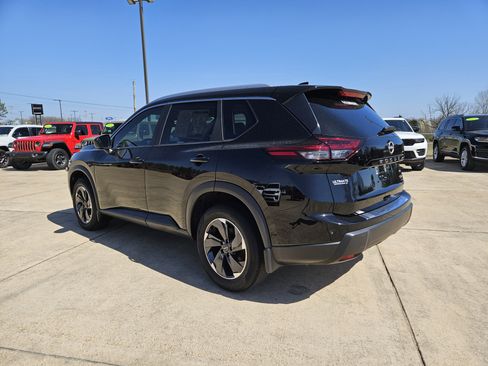 Used 2024 Nissan Rogue SV w/ SV Premium Package image 4