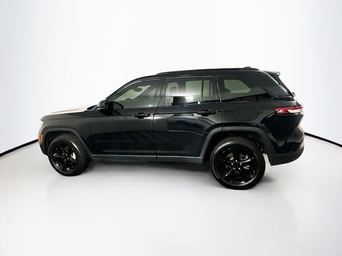 Used 2023 Jeep Grand Cherokee Altitude AWD/4WD image 4