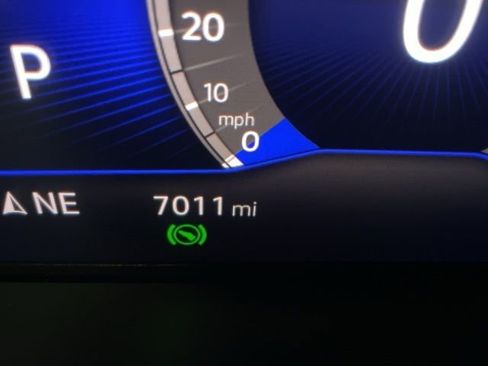 Certified 2025 Volkswagen Taos SE image 13