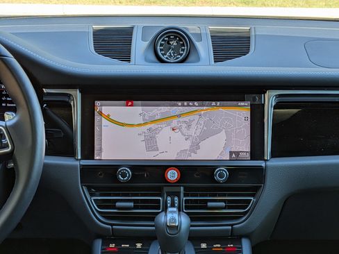 Certified 2025 Porsche Macan AWD/4WD image 12