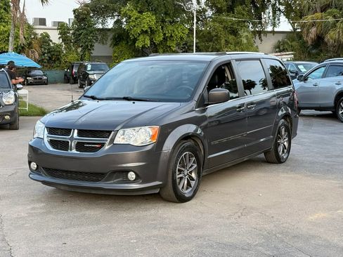 Used 2017 Dodge Grand Caravan SXT FWD image 3