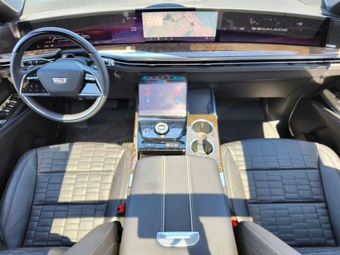 Certified 2026 Cadillac Escalade Platinum Sport w/ LPO, Floor Liner Package AWD/4WD image 10