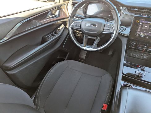 Used 2022 Jeep Grand Cherokee Laredo w/ Luxury Tech Group I image 17