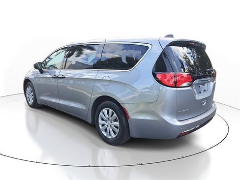 Used 2020 Chrysler Voyager L image 4