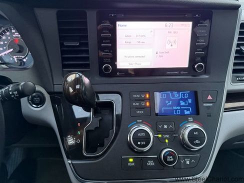 Used 2018 Toyota Sienna XLE image 26