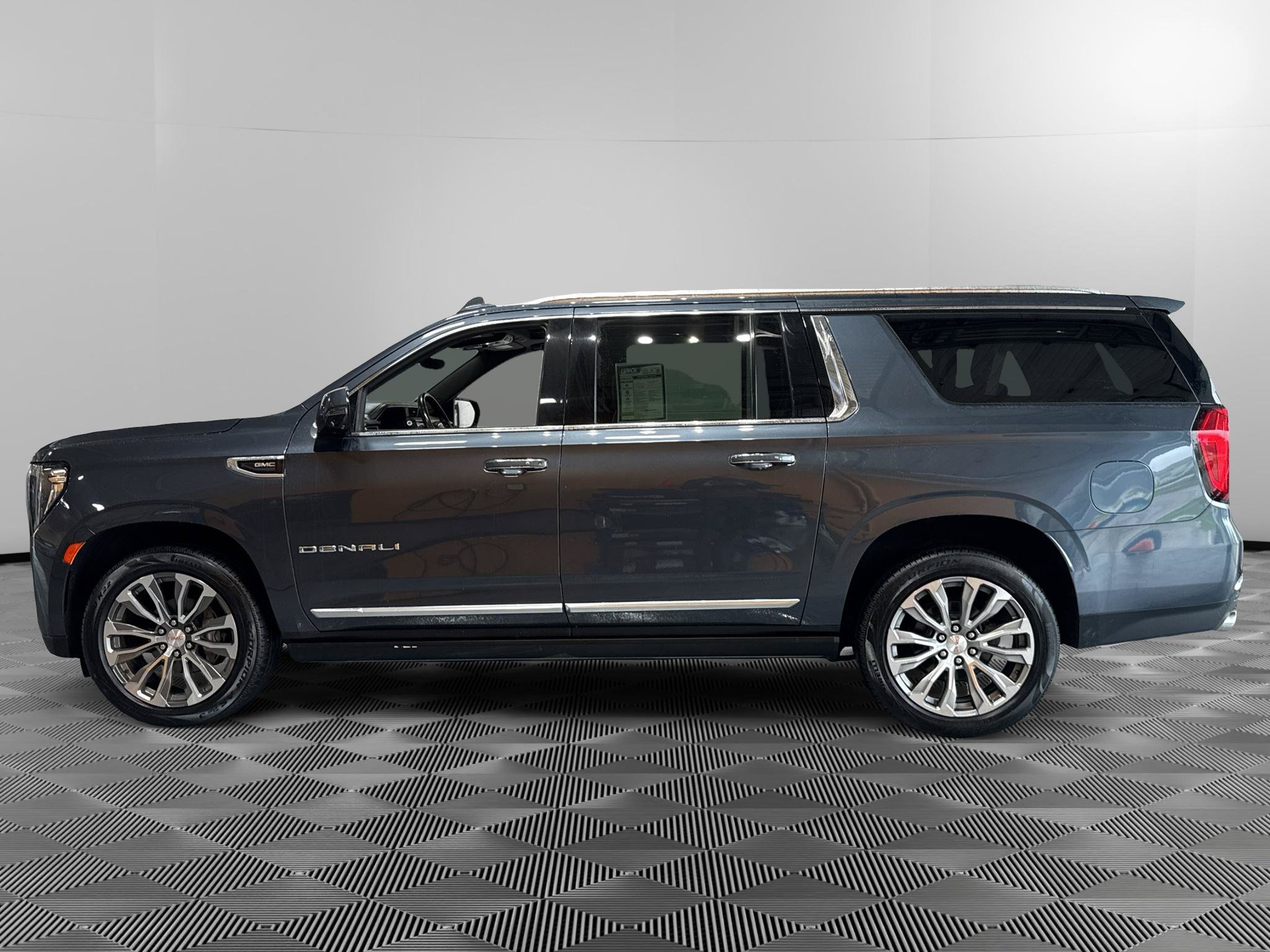Used 2021 GMC Yukon XL Denali w/ Denali Premium Package AWD/4WD image 2